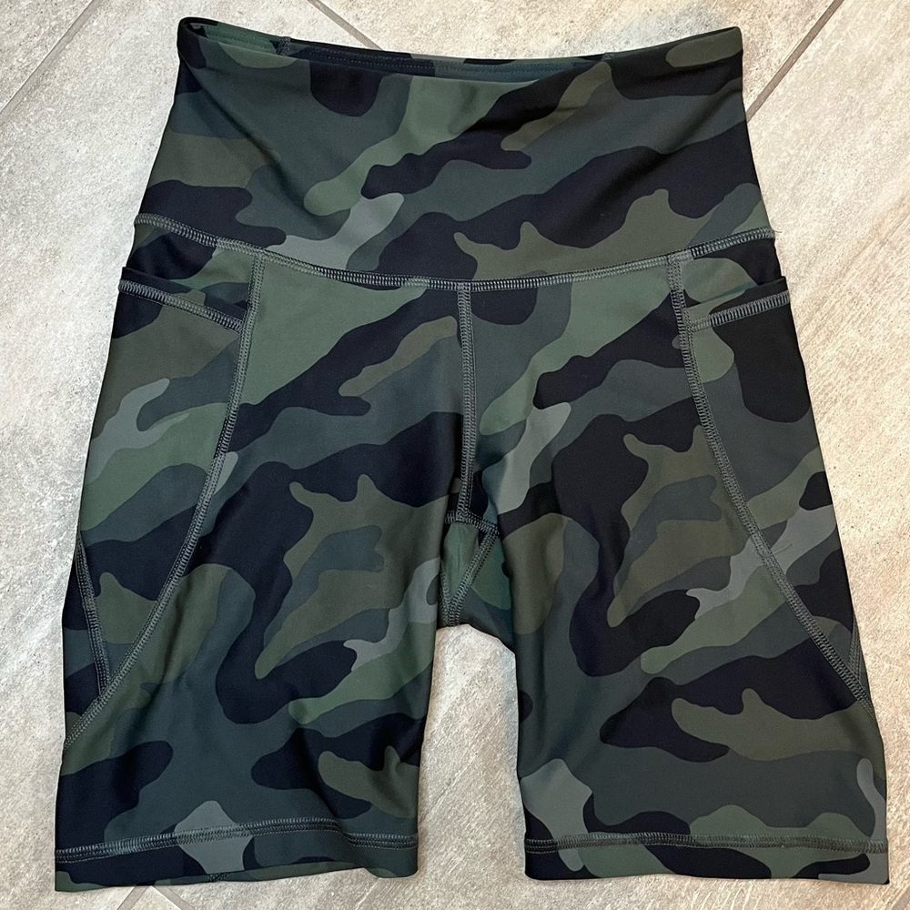 OLD Navy Active Biker Shorts Camo Green Athletic Athleisure - Women’s Size S